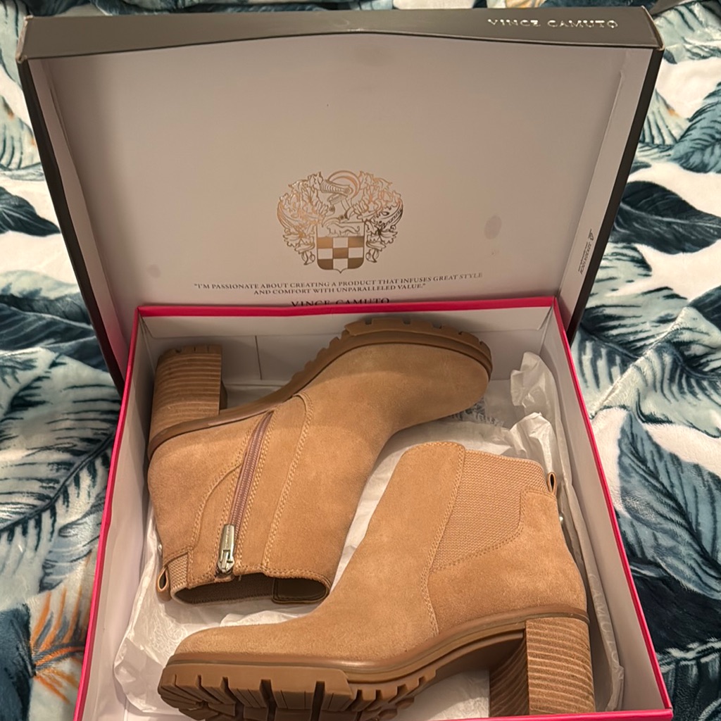 Size 8.5 Vince Camuto Tan Chelsea Booties With Block Heel And Lug Sole